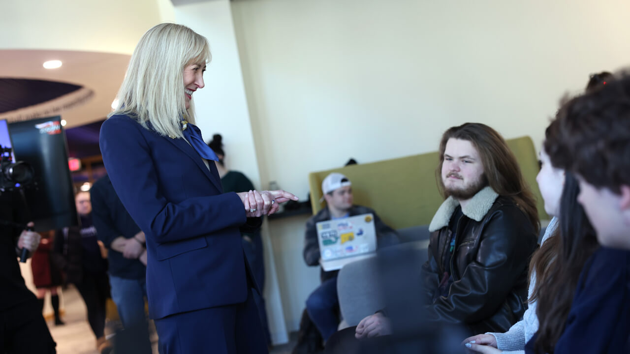 Incoming President Hardin talks to students