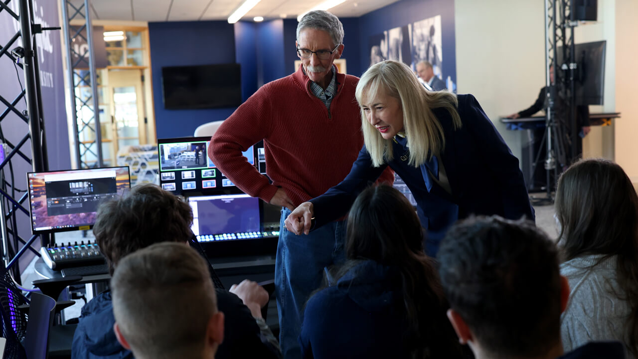 Incoming President Hardin fist bumps with students