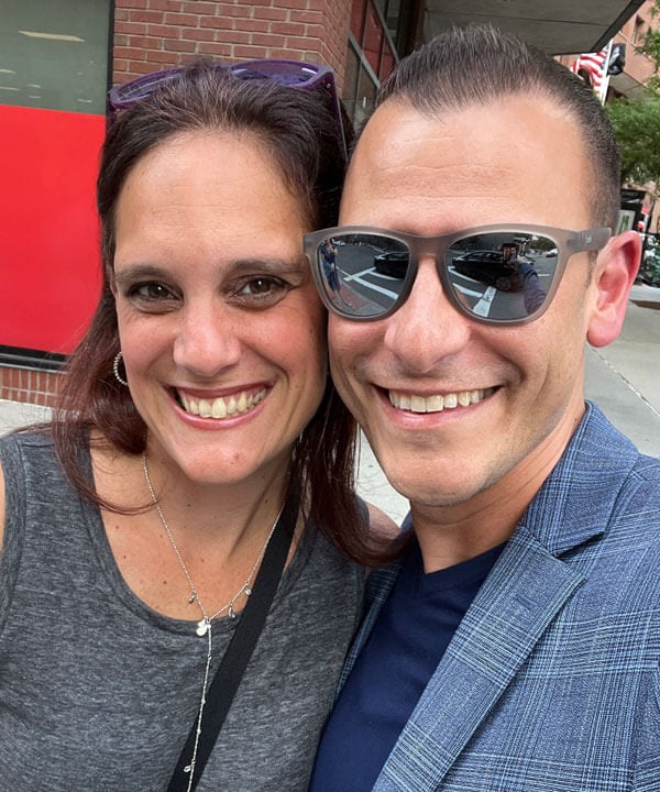 Alyssa and Jason Klein smile for a selfie together