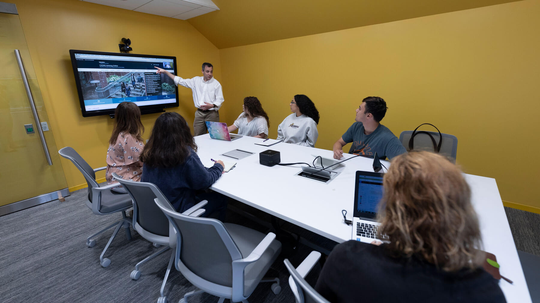 Students participate in an advising session in the CAS Advising Commons.