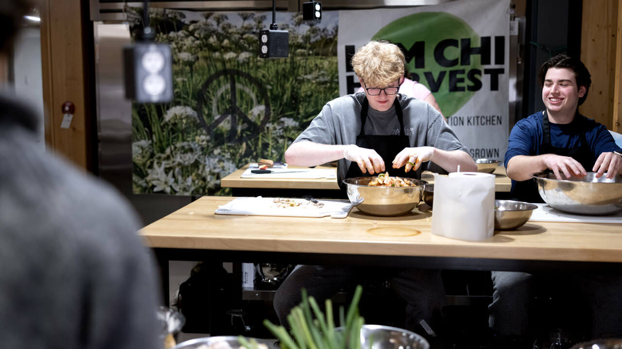 Quinnipiac student makes kimchi at RecWell