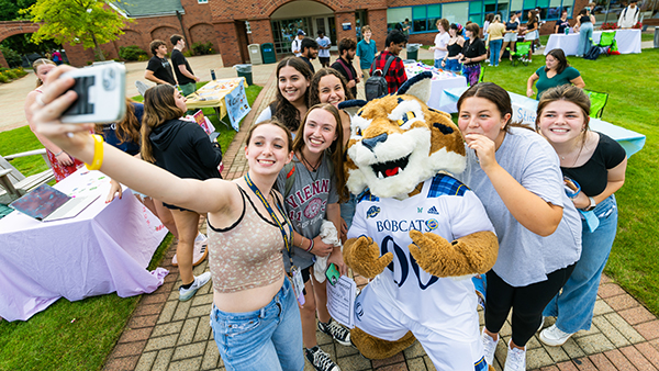 Group of students taking a photo with Boomer the Bobcat