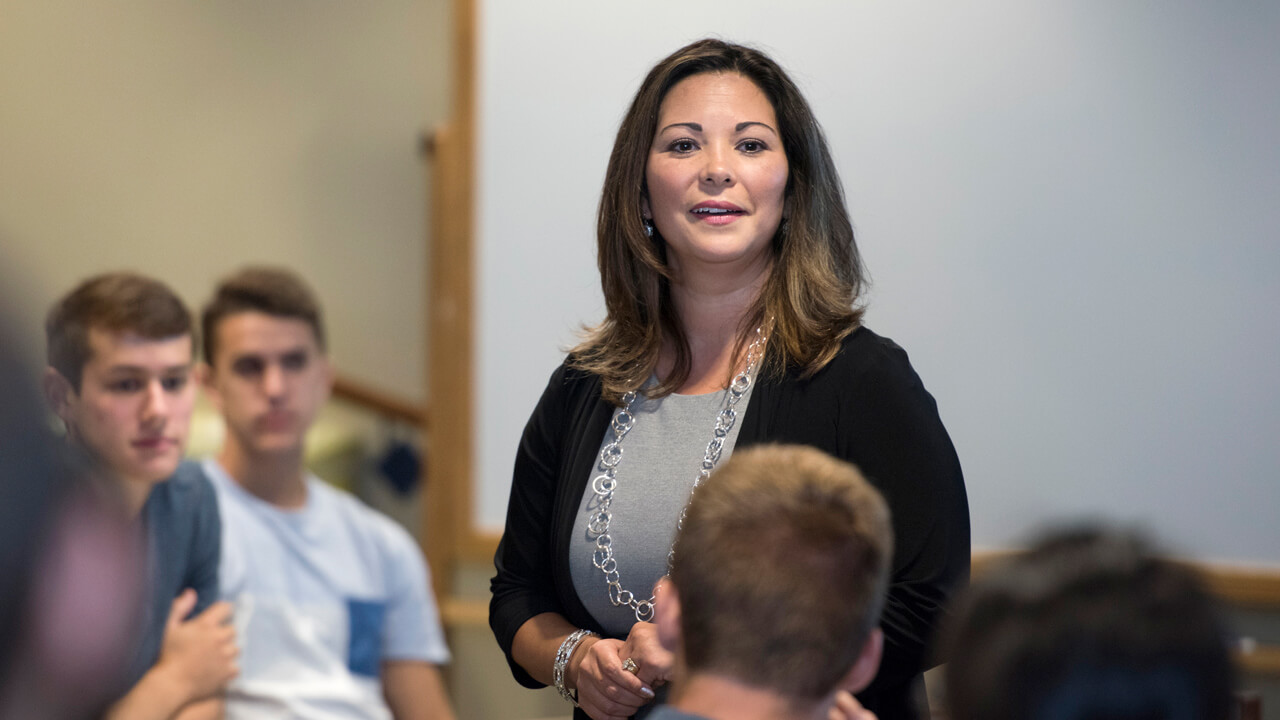 Professor Kiku Jones talks with her CIS 101 students