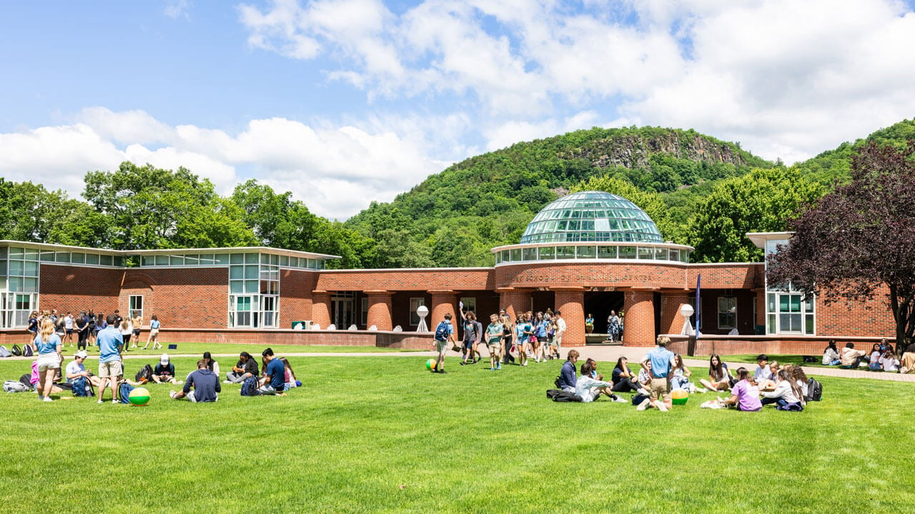 Groups of orientation leaders and first-years on the Quad