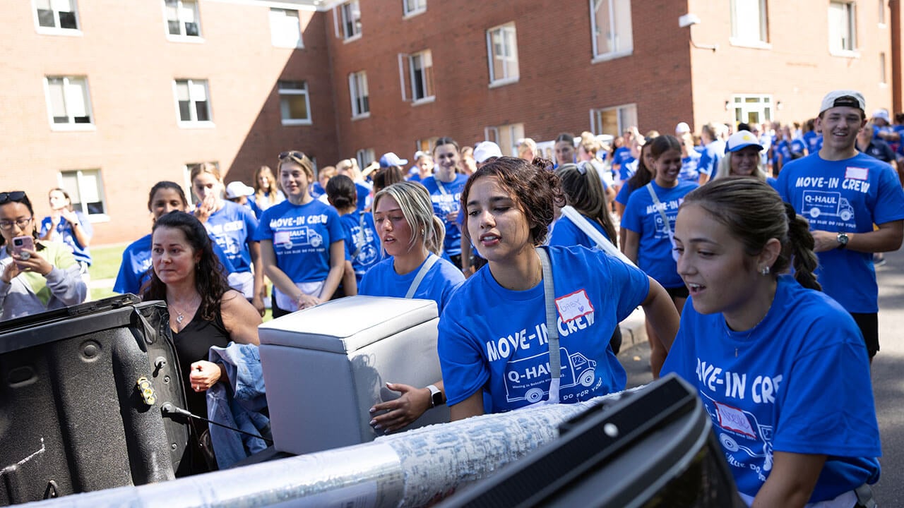 Current students help new students move into their dorms