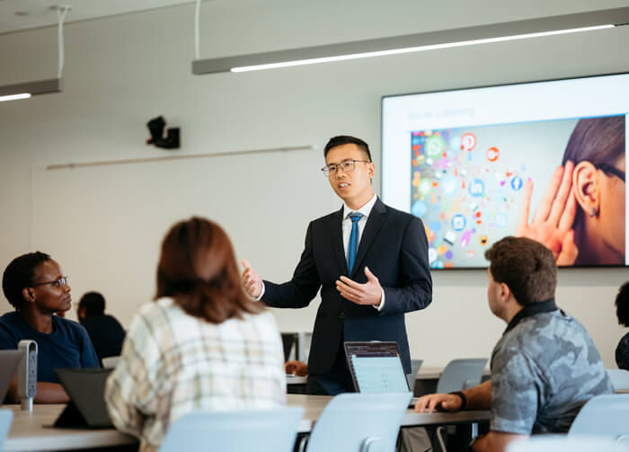 Quinnipiac University professor of marketing Thanh (Hans) Nguyễn teaches a class of students.