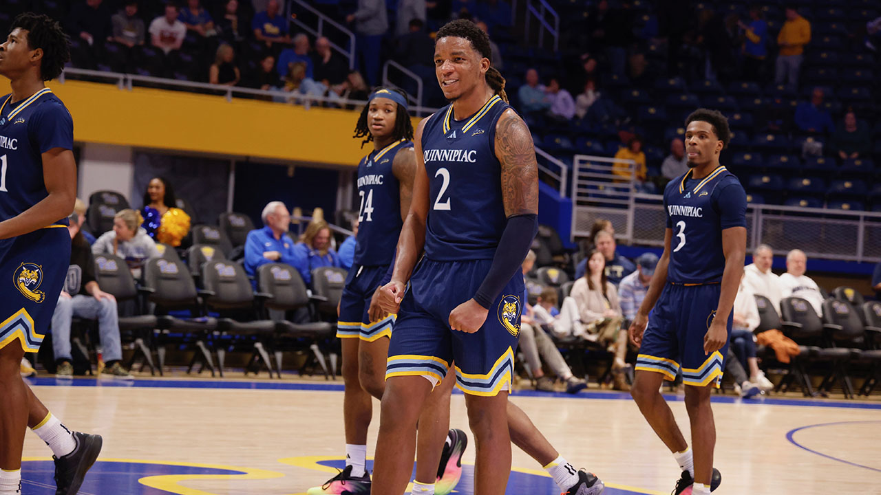 Amarri Monroe and the men's basketball team