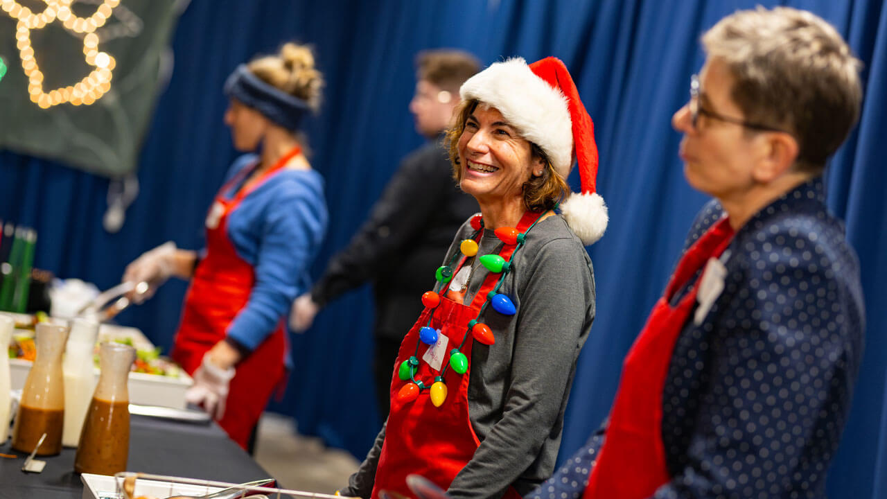 Faculty serves holiday dinner to students