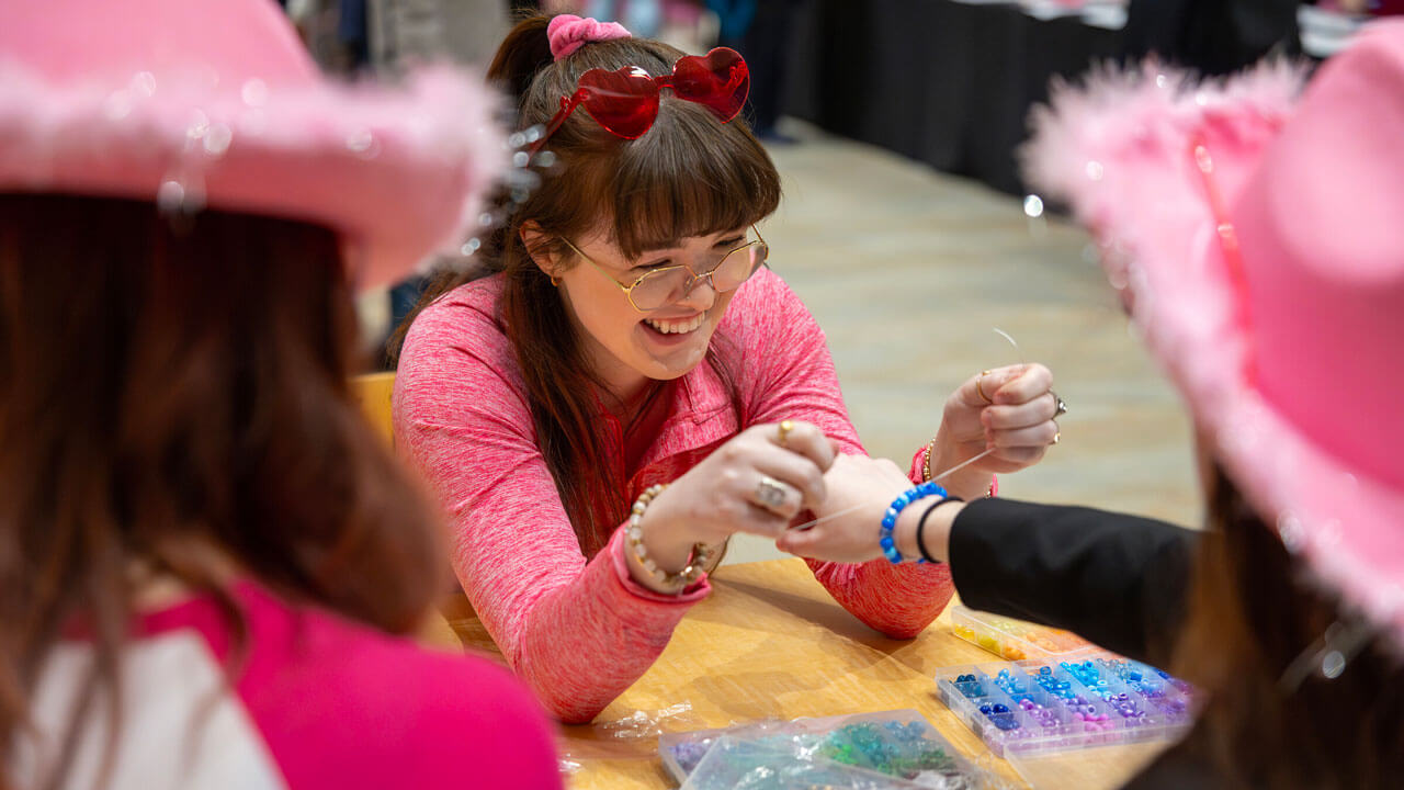 Quinnipiac law students make charm bracelets together