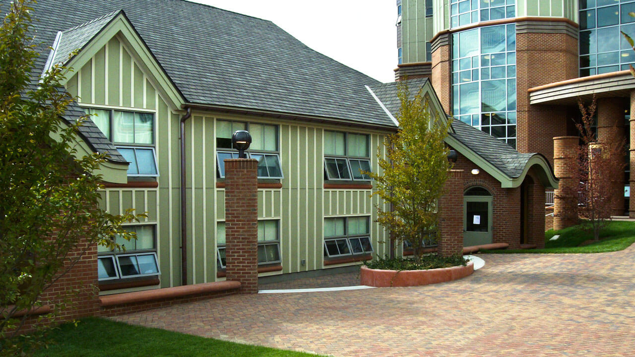 Outside view with greenery around Townhouse