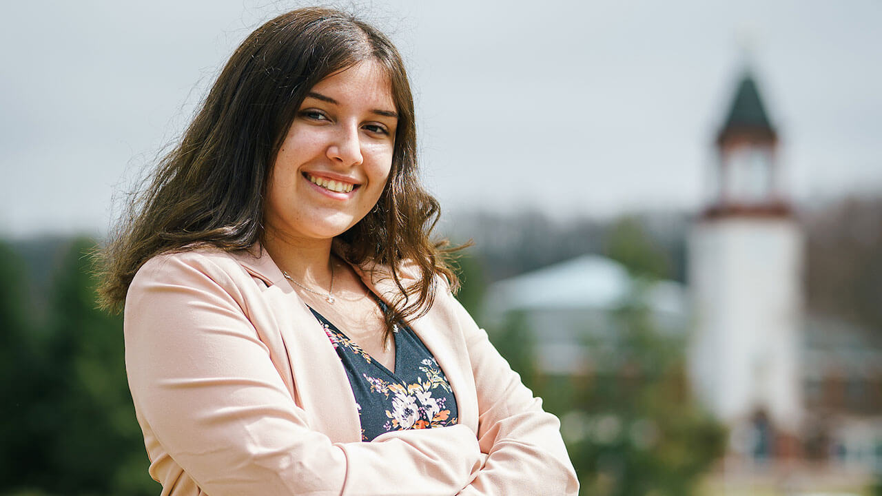 Jen McCue in front of the Arnold Bernhard Library at Quinnipiac