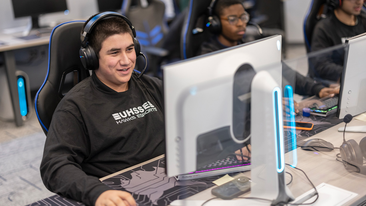 An eSports ahtlete wearing a shirt that says 